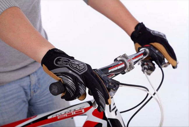 Đeo gang tay khi đi xe đạp